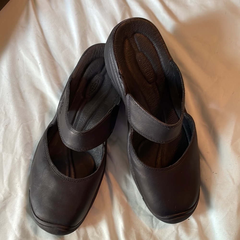 New Keen size 9 “Saratoga” sandals in black